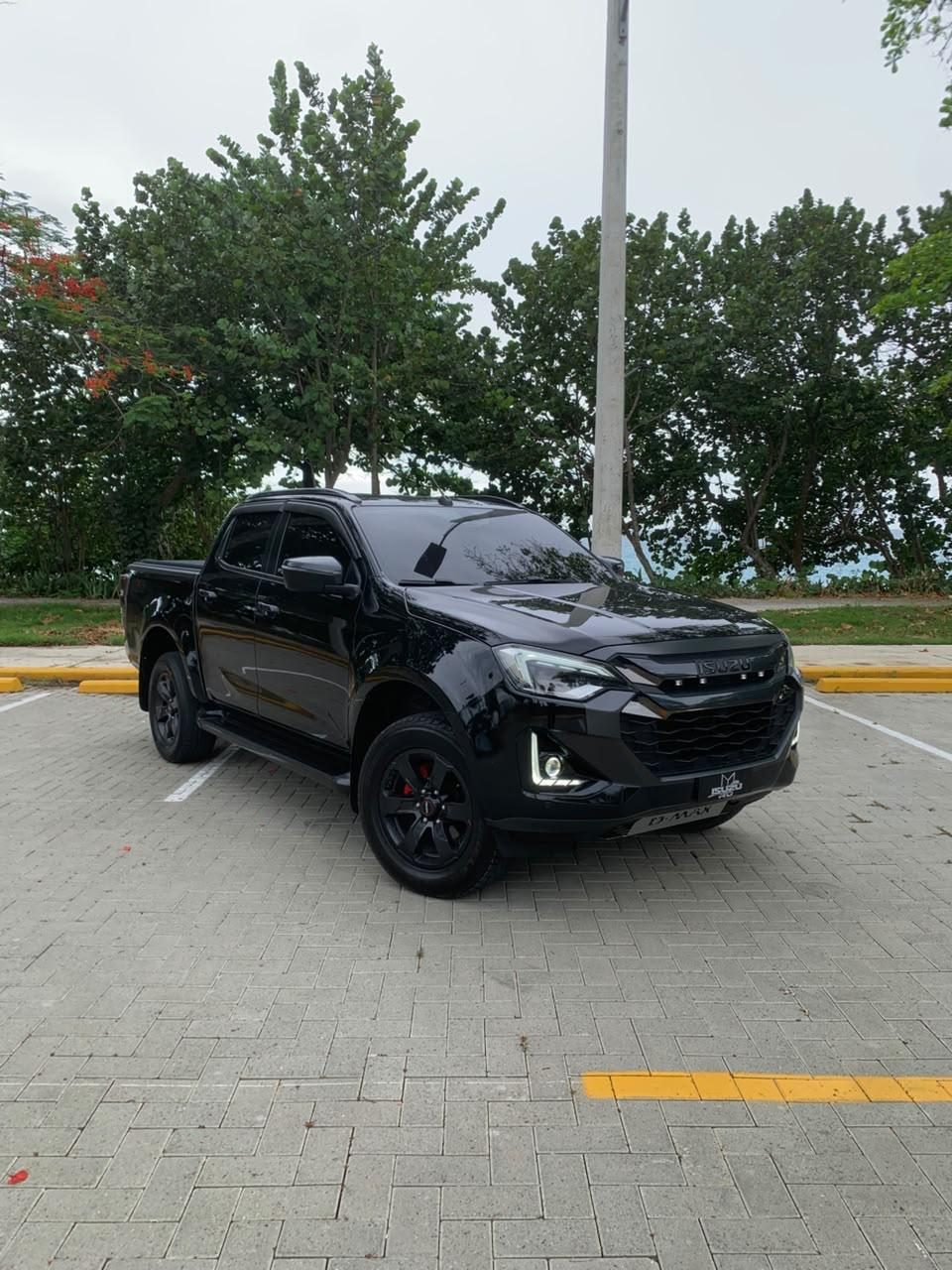 Izuzu Isuzu D-Max 2024, color negro